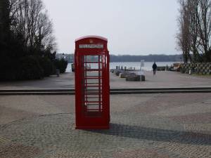 Alt-Londoner Telefonzelle als Zeichen der freundschaftlichen Beziehungen mit Greenwich